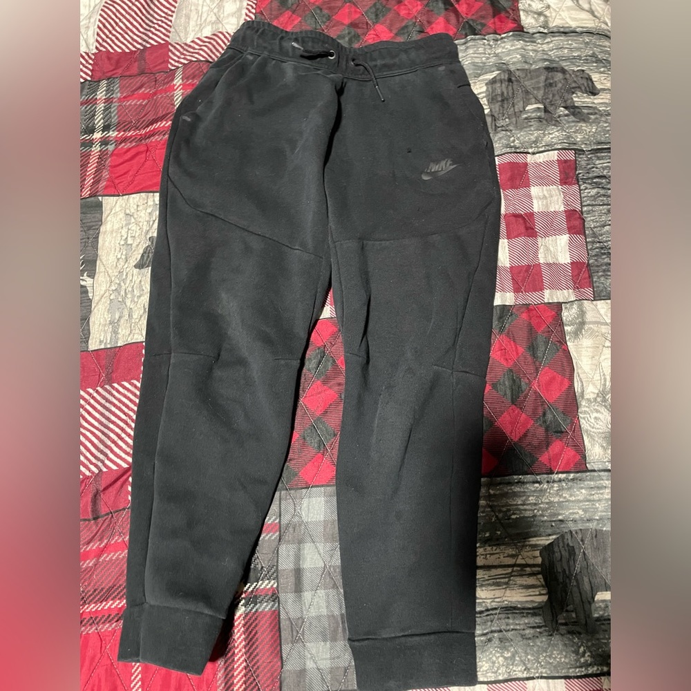 Boys medium Used Nike tech pants good condition with pockets and a zipper pocket